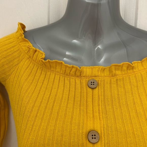 Yellow, Cropped, Long Sleeved Top with Buttons, Sz M - Picture 3 of 7
